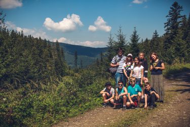 zdjęcie grupy dzieci z wychowawcami