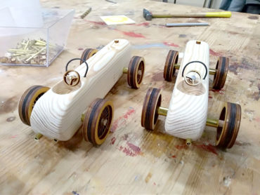 zdjęcie dwóch modeli drewnianych samochodów, zabawki