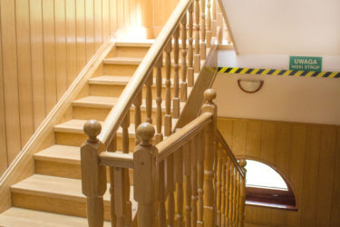 zdjęcie drewnianych schodów w Ośrodku Górskim Kordon