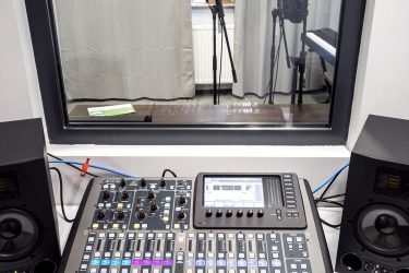 studio nagraniowe konsola i pokój nagrań